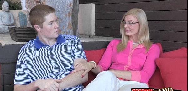  Sexy stepmom Daryl Hanah taught oral sex this young couple